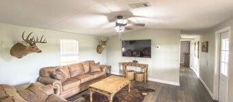 Brittleville Bunkhouse: Peaceful Country Getaway