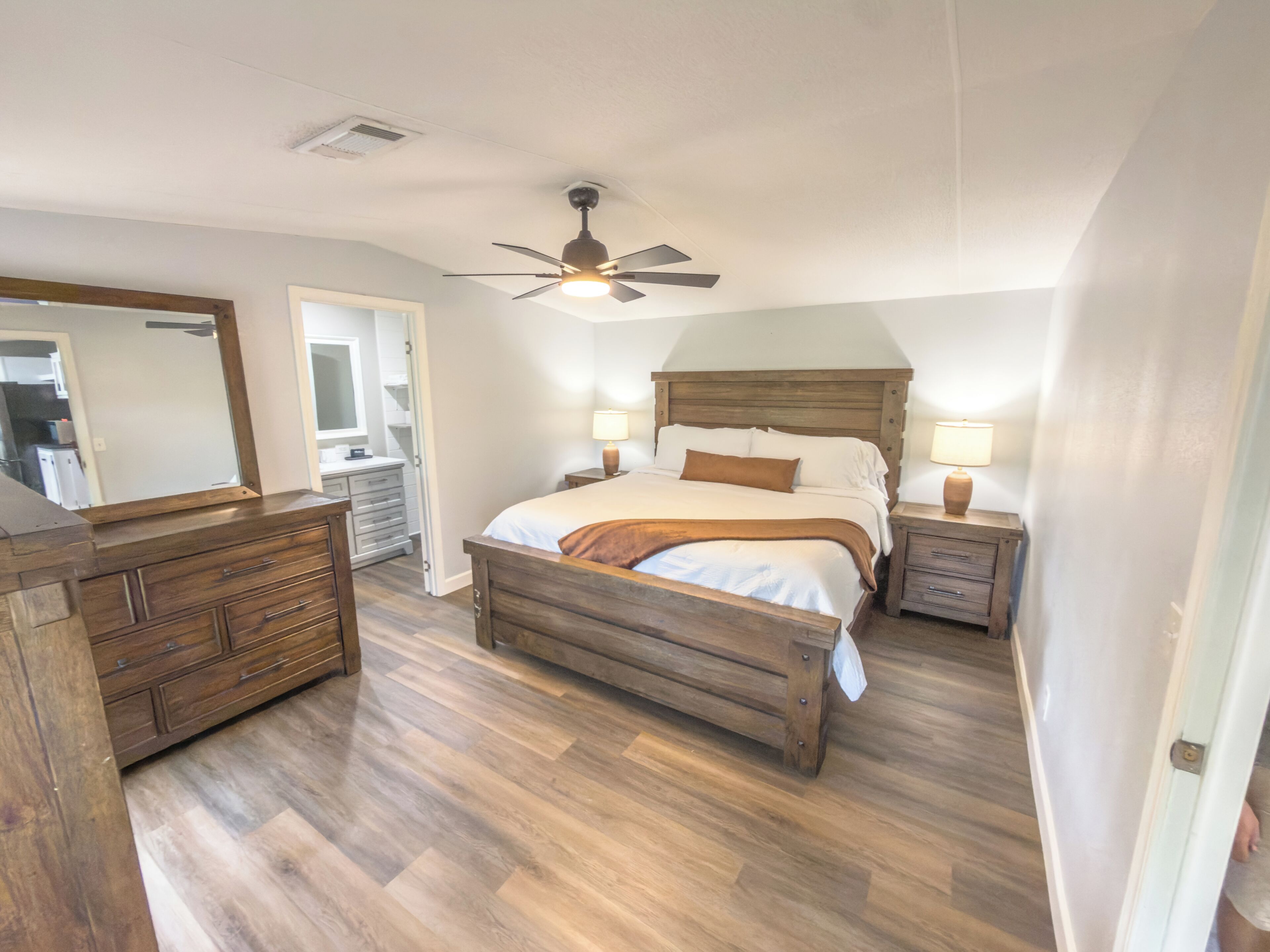 3 habitaciones, tabla de planchar con plancha y wifi gratis 