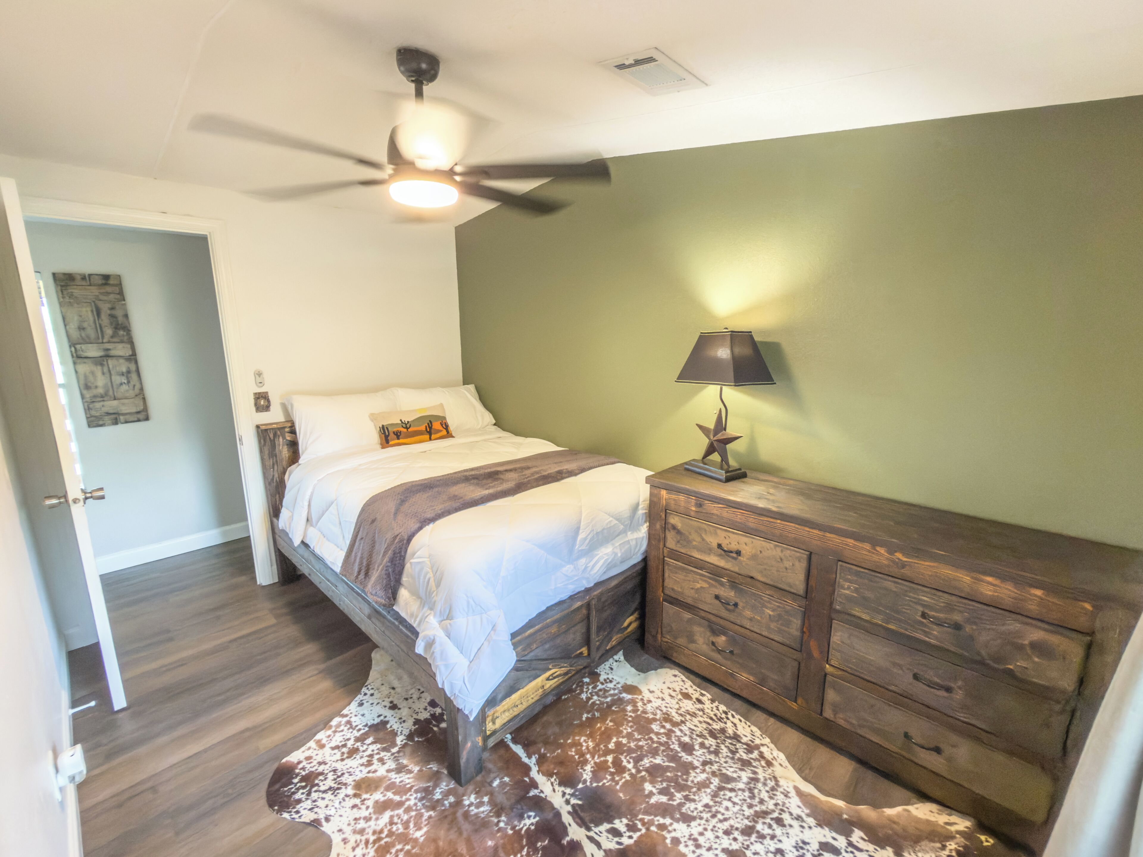 3 bedrooms, iron/ironing board, WiFi (free), bed sheets