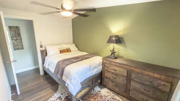 3 bedrooms, iron/ironing board, WiFi (free), bed sheets