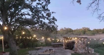 Rustic Getaway on 3.5 acres w/Hot tub Near Lake and state park