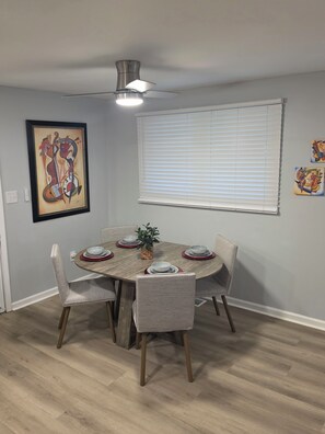 A dining area with a round table, chairs, and a ceiling fan. - Modern Comfort 3-bedroom house near Downtown Atlanta (Atlanta)