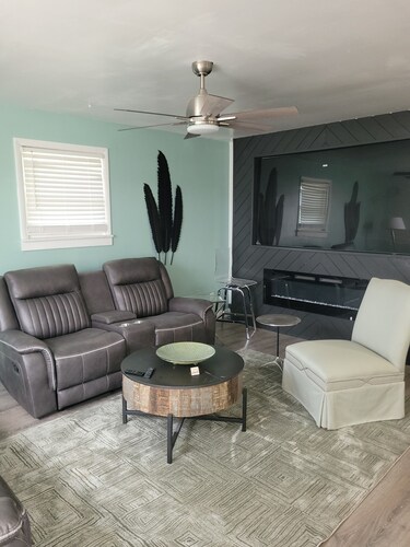 Cozy 2 Bedroom Home in a Quiet Indianapolis Neighborhood.