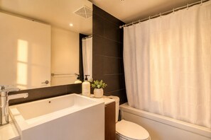 Handtücher, Seife, Shampoo, Toilettenpapier