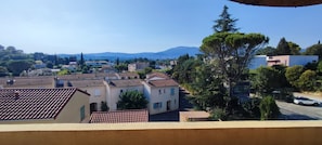 Ein Wohngebiet mit Häusern, einer Straße und einem Berg im Hintergrund.