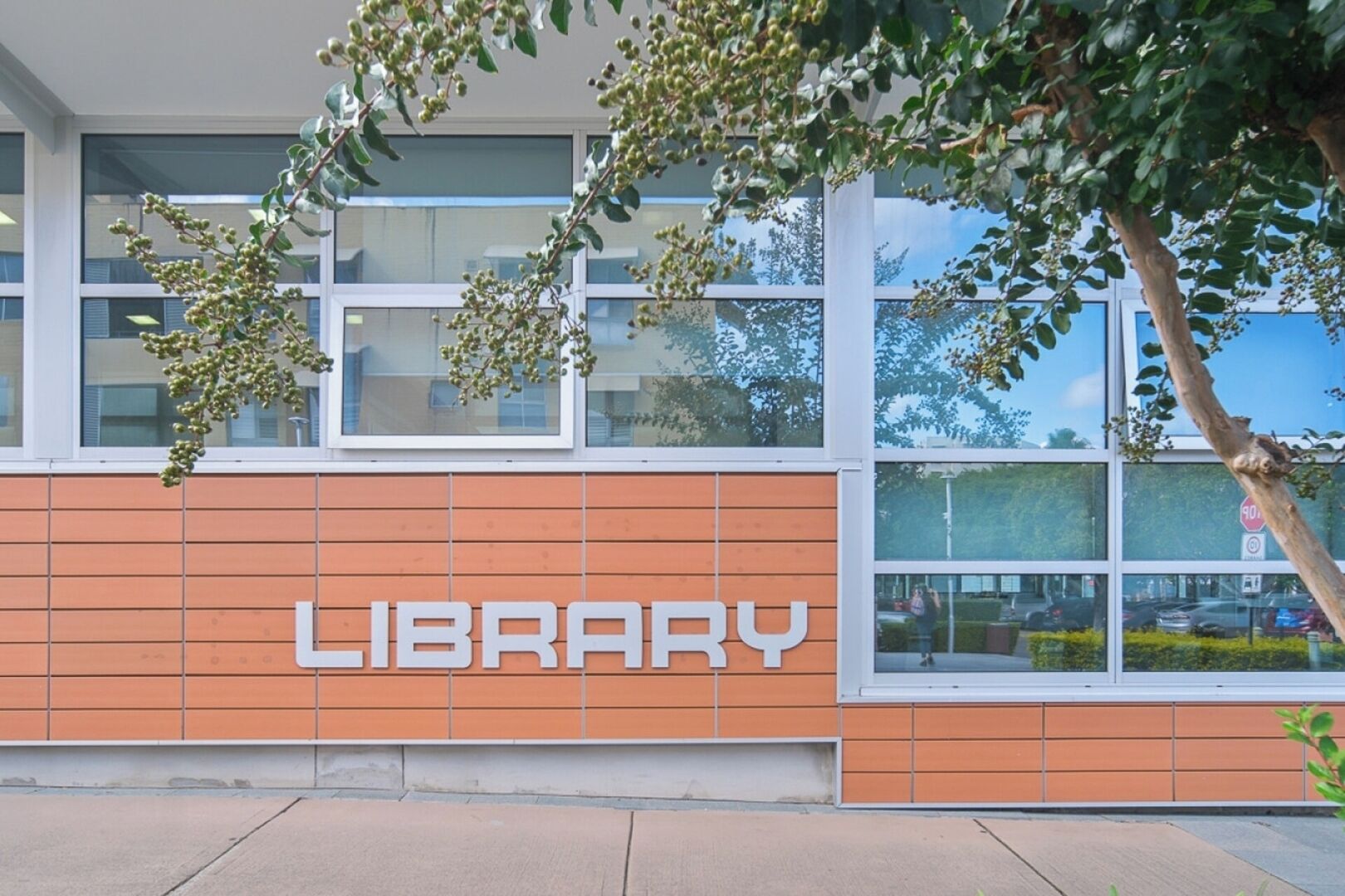 Een gebouw met een bordje met de tekst 'LIBRARY'.