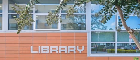 Un edificio con un letrero que dice 'LIBRARY' en la fachada.