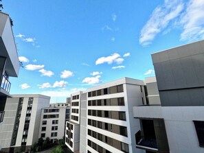 Ein modernes Gebäude mit mehreren Stockwerken und großen Fenstern.
