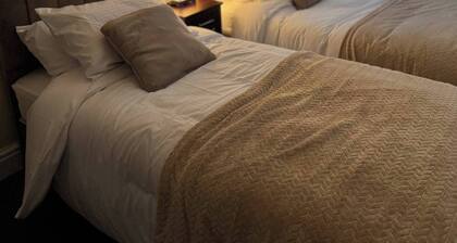 Room-contractors and Tourists Friendly i