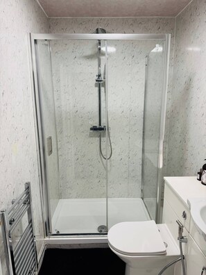 Dortoir Partagé, 1 chambre, accessible aux personnes à mobilité réduite | Salle de bain