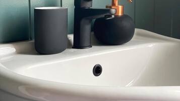 Doppelzimmer, 1 Queen-Bett, Gemeinschaftsbad | Badezimmerausstattung