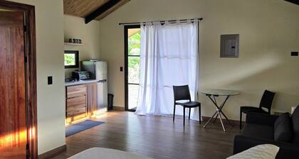 Welcoming Riverside studio cabina with AC & Hot shower Near Puerto Viejo