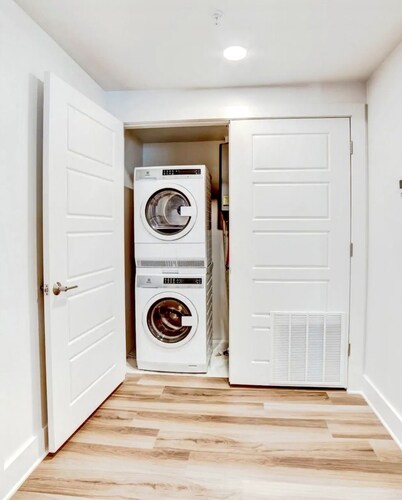 Downtown Designer Apartment w/Rooftop and Gym Access