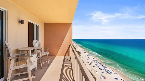 Un balcón con vista a la playa y el océano.