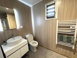 Bathroom - The Ribouillet Cabin (CREON D'ARMAGNAC)
