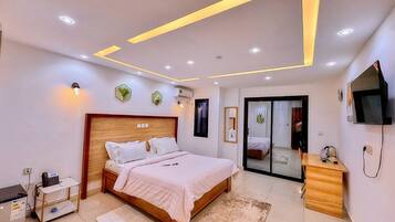 Comfort Room | Desk, laptop workspace, free WiFi