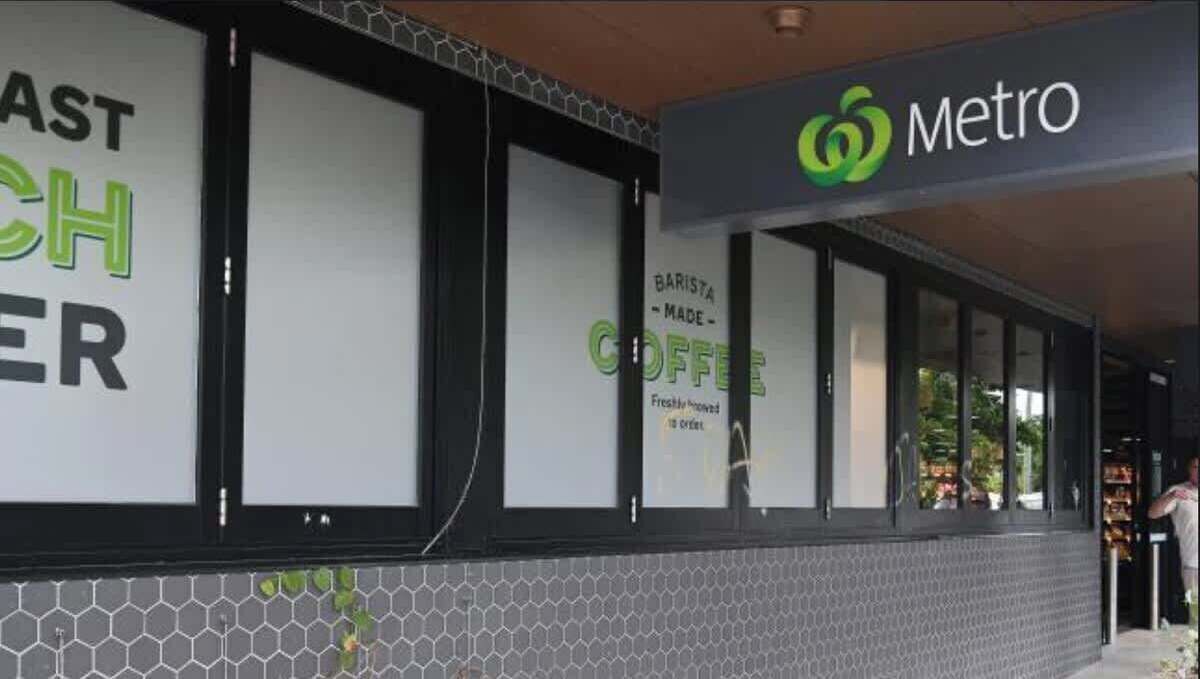 En Metro-café med et moderne design, store vinduer og et sekskantet flisemønster på gulvet.