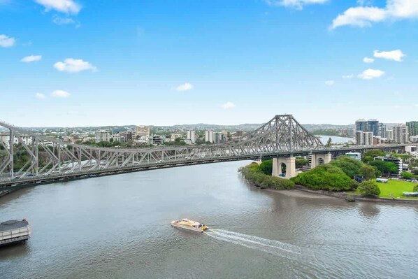 Une rivière avec un pont et un bateau.
