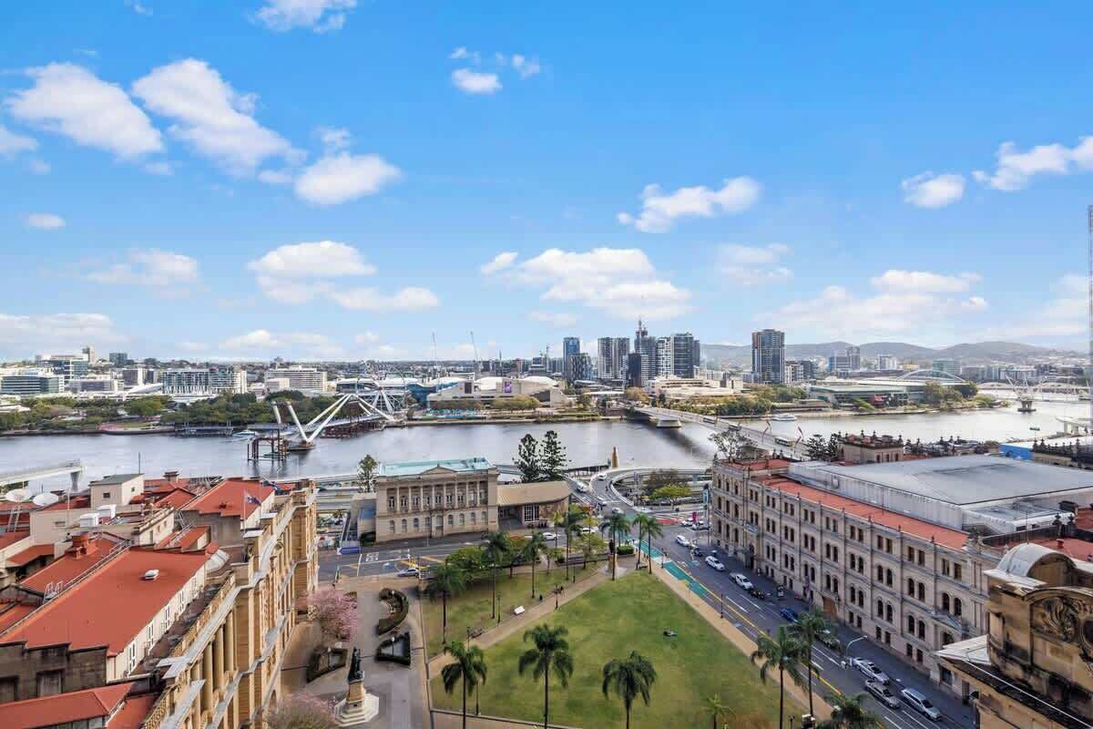 Paesaggio urbano con un fiume, un ponte e edifici moderni.