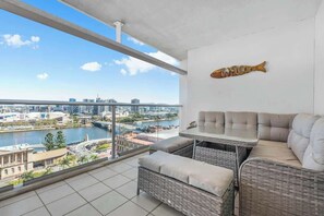 A balcony with a view of a cityscape, a table, and a sofa. - Dress Circle! 2bed/2bath/1car/amazing Views ~ CBD (Brisbane)
