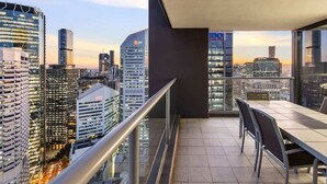 A balcony with a city view, a dining table, and chairs. - Amazing! 2bed/2bath/1car/balcony/views ~ CBD (Brisbane)