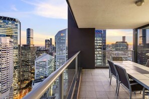 A balcony with a city view, a dining table, and chairs. - Amazing! 2bed/2bath/1car/balcony/views ~ CBD (Brisbane)