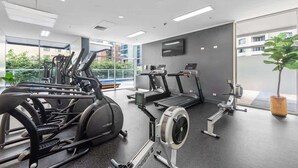 Ein Fitnessraum mit Ergometer, Laufbändern und Rudergerät.