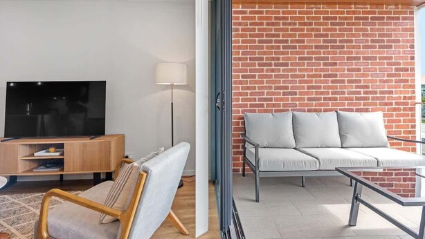 Una sala de estar con televisor, sofá y mesa de centro.