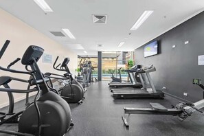 Ein Fitnessstudio mit Laufbändern, Ergometer und Crosstrainern.