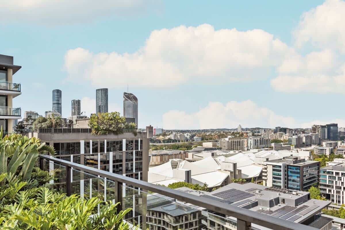 Een modern gebouw met een glazen gevel, dakbostuin en uitzicht op de stadsplattegrond.