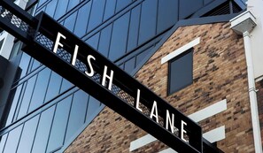 Ein Gebäude mit einem Schild, auf dem 'FISH LANE' steht.