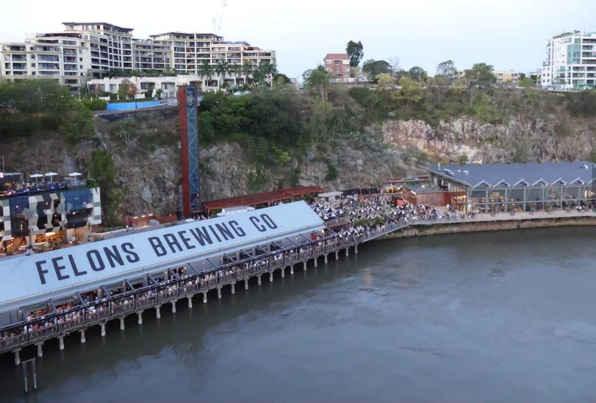 Een brug met een bord waarop 'FELONS BREWING CO.' staat.