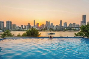 A swimming pool with a city skyline and a bridge in the background. - Fab! ~ Skyline City, Water + Story Bridge Views (Brisbane)