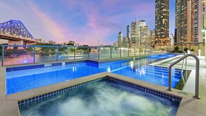 A swimming pool with a city skyline and a bridge in the background. - Superb! 2bed, 2bath, 1car, Views ~ CBD (Brisbane)