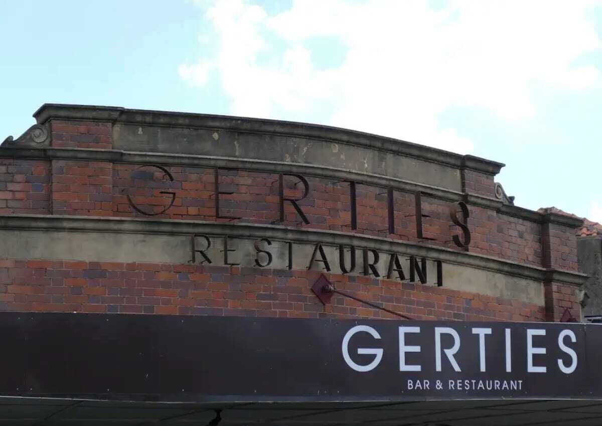 Ein Backsteinhaus mit der Aufschrift 'GERTIES RESTAURANT' an der Fassade.