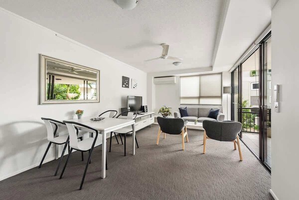 Resort Living < 10mins Cbd ~ 2bed / 2bath / 1car - Brisbane