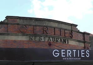 A brick building with the name 'GERTIES RESTAURANT' and 'GERTIES BAR & RESTAURANT' signs. - The Fireplace! 1 Bed/1 Bath/1 Car ~ New Farm (Brisbane)