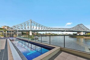 A swimming pool with a view of a bridge and buildings in the background. - Stunning! 2bed, 1bath, 1car, Views ~ CBD (Brisbane)