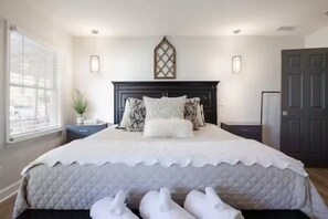4 habitaciones, escritorio y tabla de planchar con plancha 