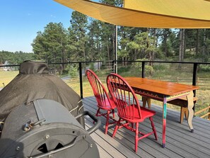 Outdoor dining - Stylish, modern living on 2.5 acres near Denver. (Morrison)