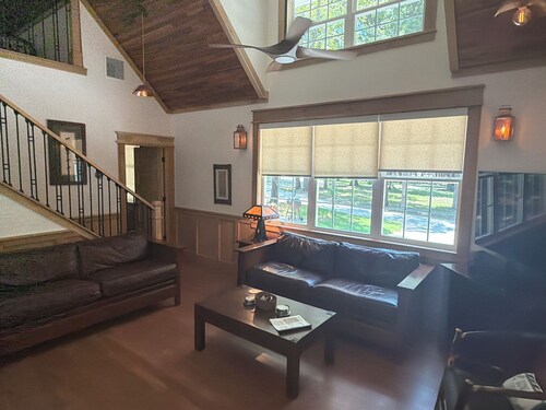 Cozy 2-bedroom “Copper Ridge”cabin trout fishing River Access: exotic hardwoods