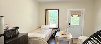 Sakura Valley Studio Suite #9 / Private Entrance in beautiful Annapolis Valley