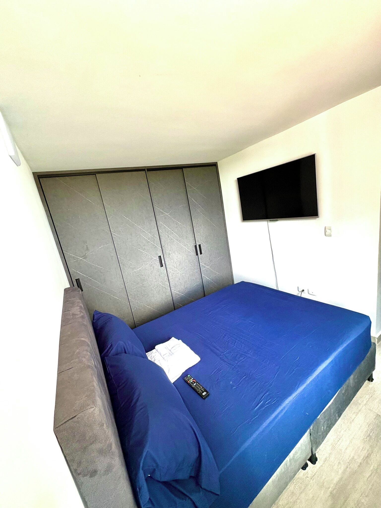 Tabla de planchar con plancha, wifi, ropa de cama