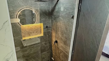 Regadera, toallas, papel de baño