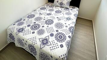 3 chambres, fer et planche à repasser, Wi-Fi, draps fournis