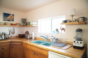 Wasserkocher mit Kaffee-/Teezubehör, Kühlschrank, Ofen, Herdplatte