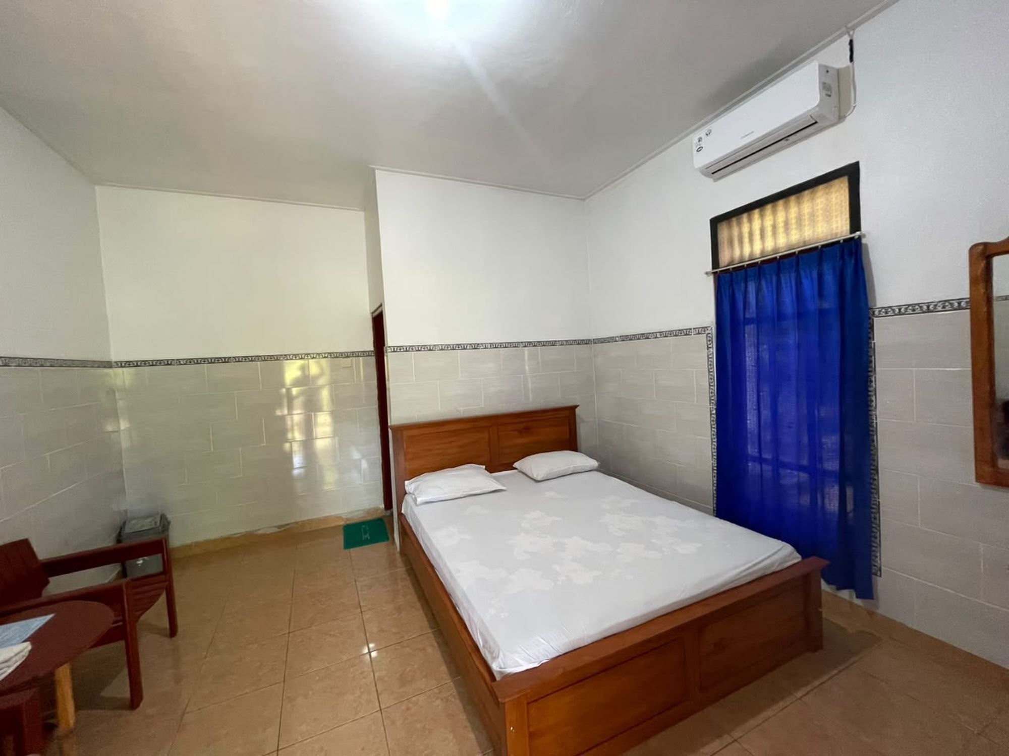 Un dormitorio con cama, escritorio y silla.