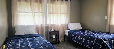 3 habitaciones, tabla de planchar con plancha, wifi y ropa de cama
