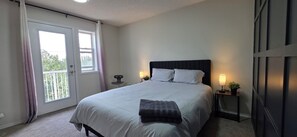 Tabla de planchar con plancha, wifi, ropa de cama