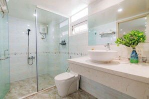 ซูพีเรียสตูิดิโอ, วิวเมือง | ห้องน้ำ | ฝักบัว, ของใช้ในห้องน้ำฟรี, ไดร์เป่าผม, รองเท้าสวมภายในห้อง